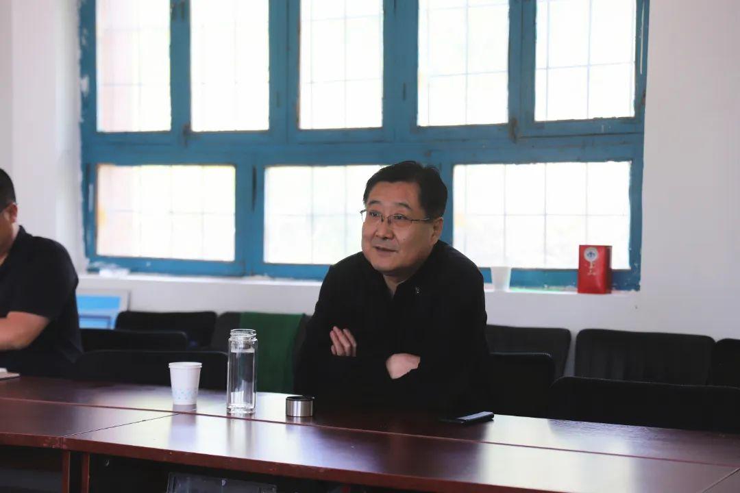 夕阳映照下的秦皇岛沙滩沉思时刻